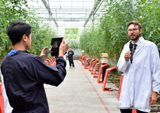 Guido de Croon deed verslag vanuit de kas aan de bezoekers in de zaal.